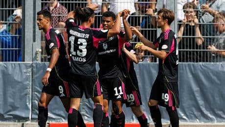 Beide Aufsteiger im Einsatz - Wer zeigt Fußball heute live im TV?