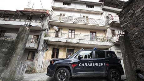 Dos hermanos matan a su padre y lo guardan en un arcón envuelto en celofán porque se negaba a darles su pensión