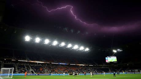 Heftiges Gewitter! - XXL-Unterbrechung bei Klub-WM-Duell