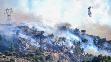 Marseille: Feuerwehr kämpft noch immer gegen Waldbrände in Frankreich