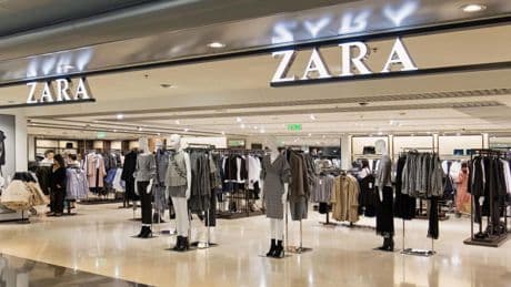 La locura por la camiseta de Zara que imita a las de alto lujo: elegante, barata y versátil por solo 7,99 euros