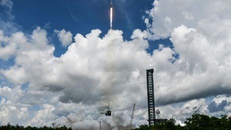 La capsule Crew Dragon de SpaceX rejoint l'ISS