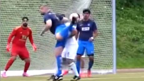 Kreisliga-Traumtor zerstört - Eigener Teamkollege macht ALLES kaputt!