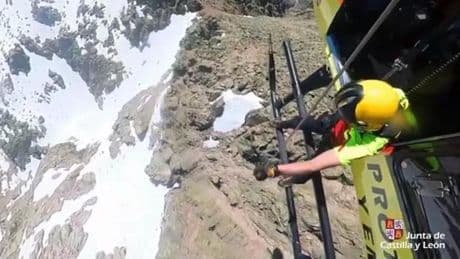 Un montañero se cae en una placa de nieve en el descenso del pico Almanzor y tiene que ser rescatado en helicóptero