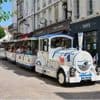 Le petit train touristique, emblème de nos vacances ? Retour sur un succès fou qui traverse les âges