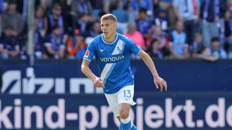 Jakov Medic (26) op weg naar uitgang bij Ajax
