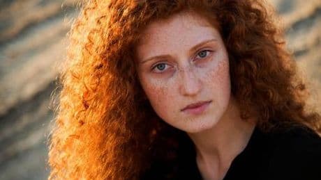 Capelli ricci, le acconciature di tendenza (anche per over 60)
