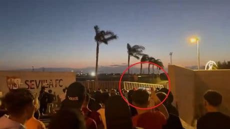 La afición del Sevilla estalla: un centenar de seguidores atacan al autobús y los jugadores pasan la noche en la ciudad deportiva
