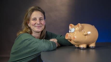 Natalia de Santiago, experta en finanzas personales: “Un coche nuevo es un agujero negro para tu economía, solo en el primer año puede depreciarse entre un 20 y un 30% o incluso más”