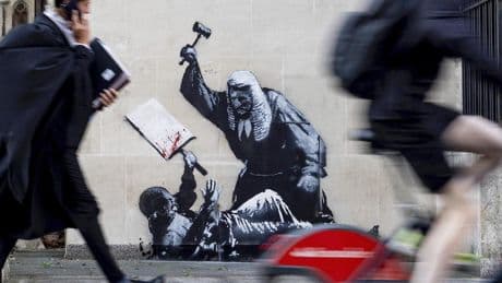 Banksy reaparece en Londres con un mural contra los abusos de la justicia