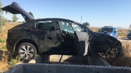Düğünden dönen ailenin otomobili tıra çarptı: Çok sayıda yaralı var