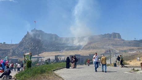 Kars Kalesi eteklerinde korkutan yangın