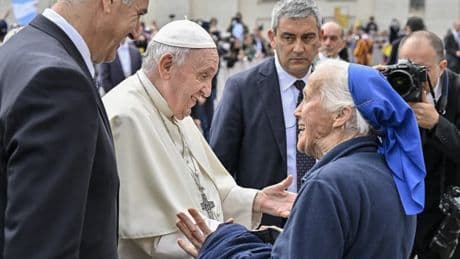 "Je ne suis pas passée par-dessus les barrières": la soeur Geneviève se défend d'avoir brisé le protocole après la mort du pape François