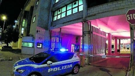 Una poliziotta 35enne si toglie la vita con un colpo di pistola, era vicequestore. Lascia marito e figlio di 3 anni: dramma in Questura a Brindisi