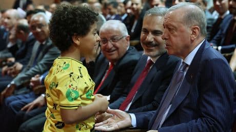 Askeri geçit töreninde gülümseten sohbet: Erdoğan dede sana sarılabilir miyim?
