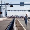 Caroline dacht dat sluiting brug vijf minuten zou duren, maar stond uren vast: ‘Had ik maar gas gegeven’
