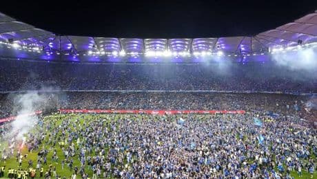 Fans stürmen den Platz: Hamburger SV kehrt nach sieben Jahren zurück in die Bundesliga
