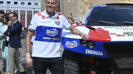 Jesús Calleja presenta su coche &quot;pata negra&quot; con el que correrá el Dakar 2026