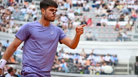 Carlos Alcaraz na Romeinse thriller naar kwartfinales, Jannik Sinner wint dag na clash met Jesper de Jong weer