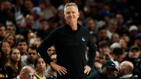 Le coach des Golden State Warriors affiche son soutien à Harvard face à la « brute » Donald Trump