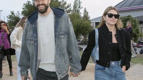 Piqué y Clara Chía abandonan un restaurante escoltados por la Policía
