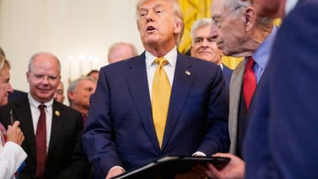 Donald Trump presiona para imponer un arancel mínimo del 15% al 20% a todos los productos de la UE
