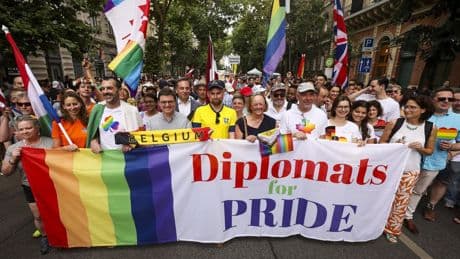 Ministers willen niet naar verboden pride Hongarije: ’Laat Kamer zelf gaan’