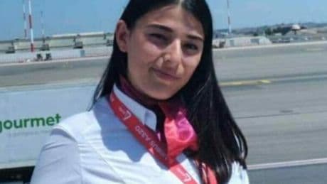 Aurora Maniscalco, hostess di Palermo caduta da un palazzo a Vienna. Dalla foto WhatsApp alle telefonate del fidanzato, cosa non torna