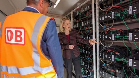 Deutsche Bahn: Bahn nutzt Stromspeicher aus alten E-Auto-Batterien