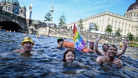 Trotz Verbot: Demonstranten schwimmen in der Spree