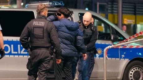 Angreifer festgenommen - Mann (21) vor Polizeiwache niedergestochen
