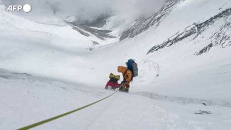 Vola giù dall'Everest e sopravvive: la folle impresa
