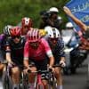 Giro-winnaar Yates doet met snedige versnelling gooi naar ritzege, enkel O’Connor kan volgen