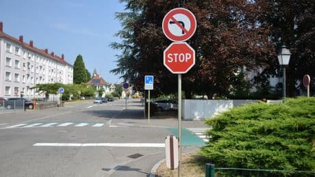 Arrêt au stop : faut-il vraiment compter jusqu’à 3 pour éviter le PV ?