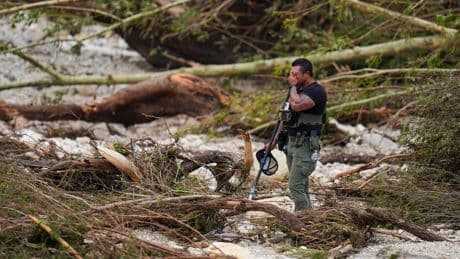 A Texas firefighter pleaded for an alert amid rising flood waters. It took an hour to go out