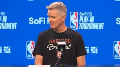 Steve Kerr defiende a Harvard de Trump en el nombre del padre