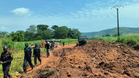 Centrafrique: à Bangui, le complexe transfert de dépouilles enterrées le long d’une artère en travaux