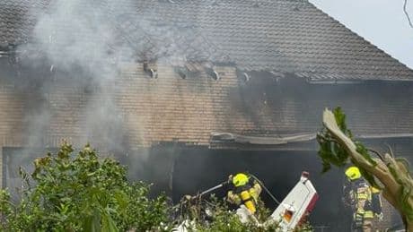 Korschenbroich am Niederrhein: Kleinflugzeug in Wohnhaus gestürzt