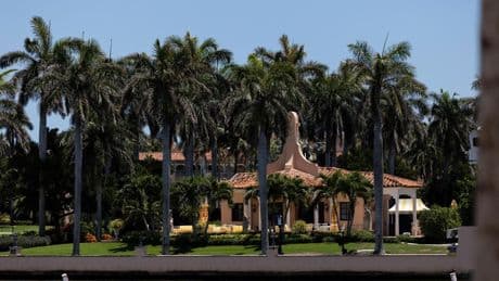 Arrestan a un hombre por allanar la propiedad de Trump en Mar-a-Lago para "difundir el evangelio" y casarse con su nieta