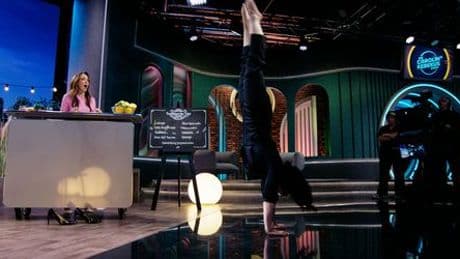 »Carolin-Kebekus-Show«: Annalena Baerbock spielt Wahrheit oder Pflicht – und macht Handstand