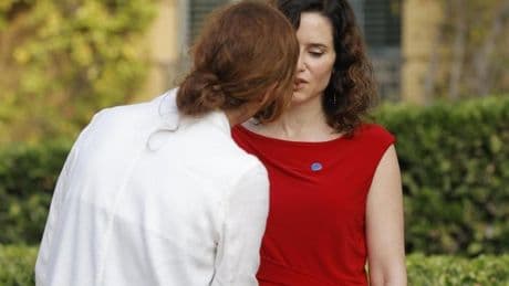 Ayuso, a la ministra Mónica García: «No querrás saludar a una asesina»