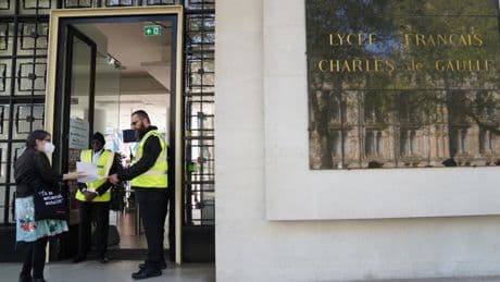 « On m’a traité de singe » : un climat raciste règne au lycée français Charles de Gaulle à Londres