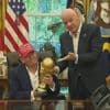 KIJK. Trump krijgt WK trofee uit handen van FIFA-baas en laat hem bijna meteen vallen: “Mag ik hem bijhouden?”