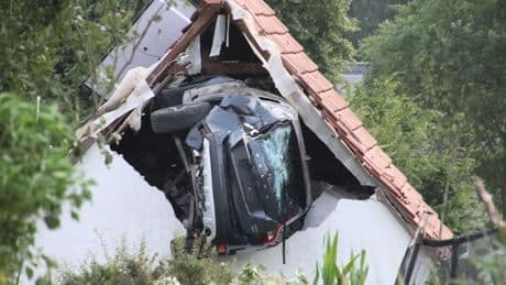 Auto kracht in Scheunendach - Kind schwer verletzt