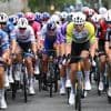 Merlier sprint na uitvallen Philipsen naar winst in chaotische én langzame Tour-rit