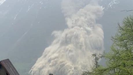 Lawine aus Eis und Gestein überrollt Dorf – Video zeigt Gletschersturz