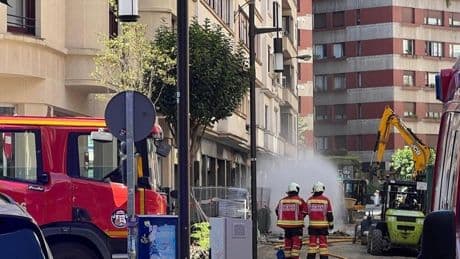 Una fuga de gas obliga a desalojar los comercios y cerrar la calle Máximo Aguirre de Bilbao