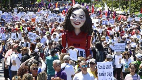 Unas 30.000 personas salen a la calle para exigir a Ayuso que pare de 'desmantelar' la sanidad pública