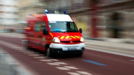 Isère: une voiture s'encastre dans un arbre, quatre blessés dont un grave