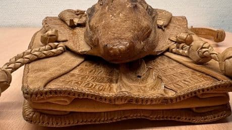 Zoll schnappt zu! - Krokodiltasche als Geschenk für die Ehefrau